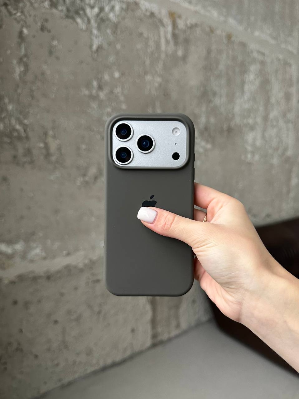 Чехол Silicone case с открытой камерой на iPhone 17 Pro Max Cocoa (22)