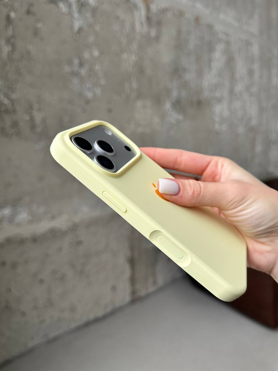 Чехол Silicone case с открытой камерой на iPhone 17 Pro Cream Yellow (41)