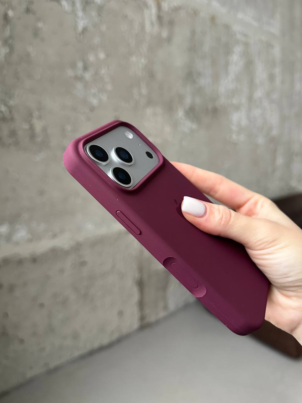 Чехол Silicone case с открытой камерой на iPhone 17 Pro Plum (12)