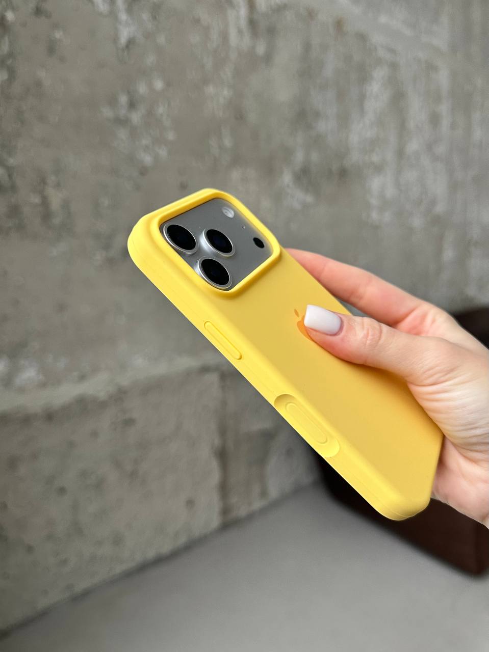Чехол Silicone case с открытой камерой на iPhone 17 Pro Yellow (38)