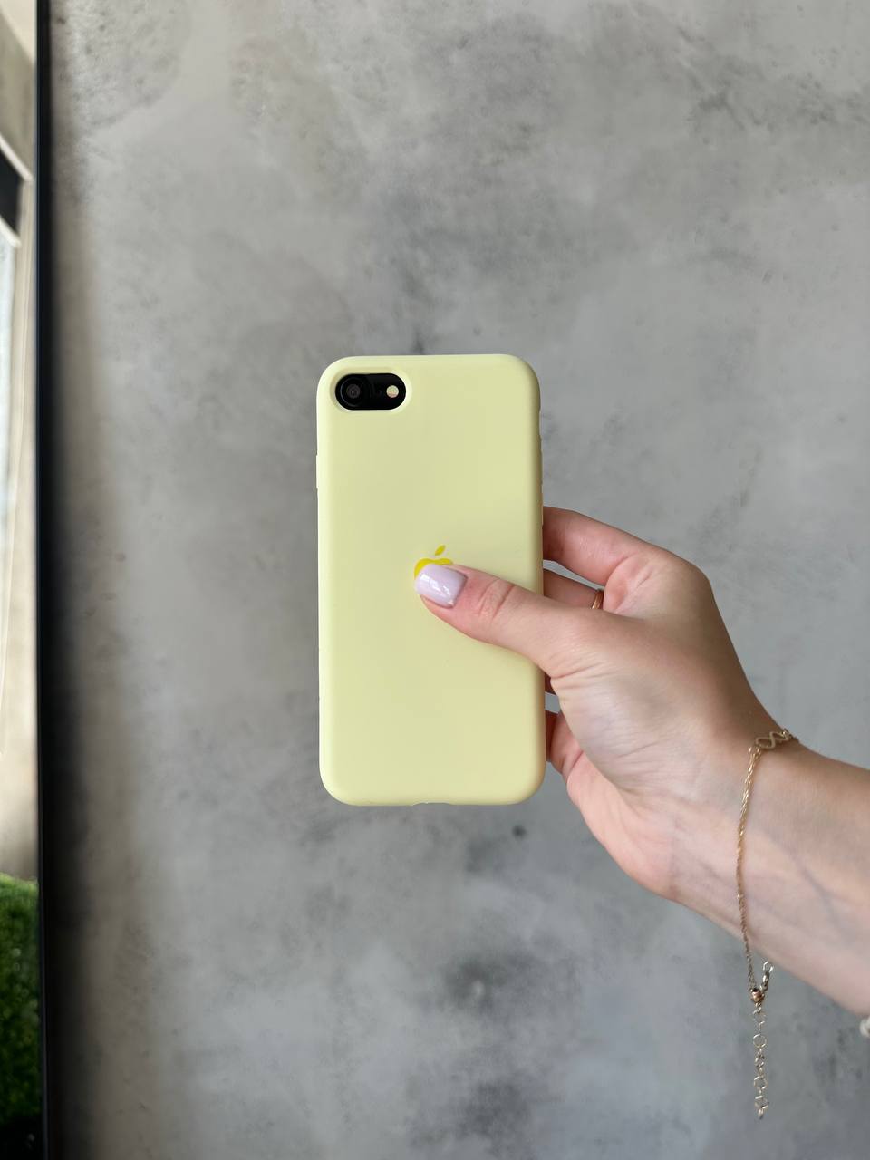 Чехол Silicone case с открытой камерой на iPhone SE 2020 / 2022 Cream Yellow (41)