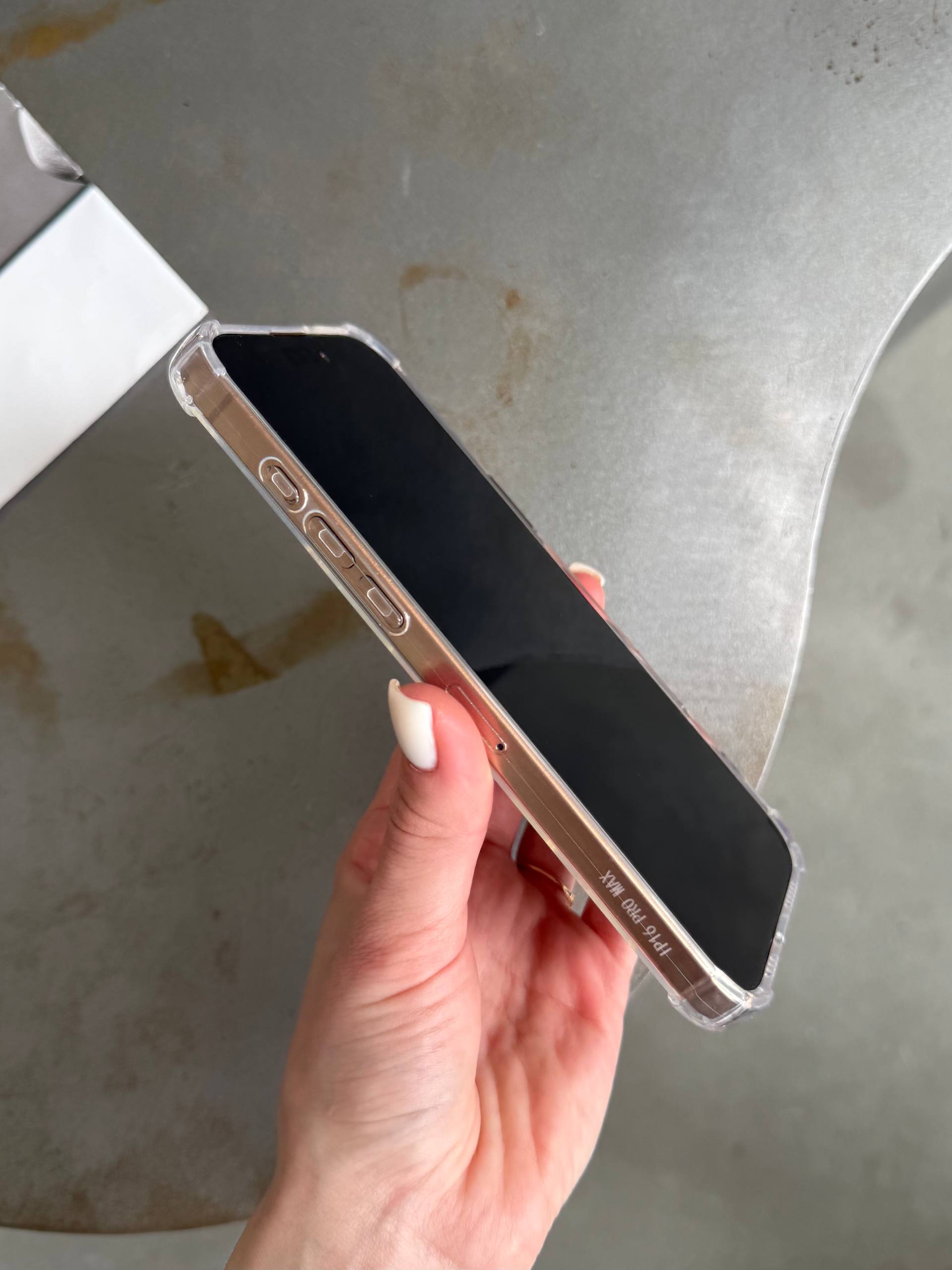 Чехол прозрачный силиконовый с усиленными углами закрытая камера на iPhone 16 Pro
