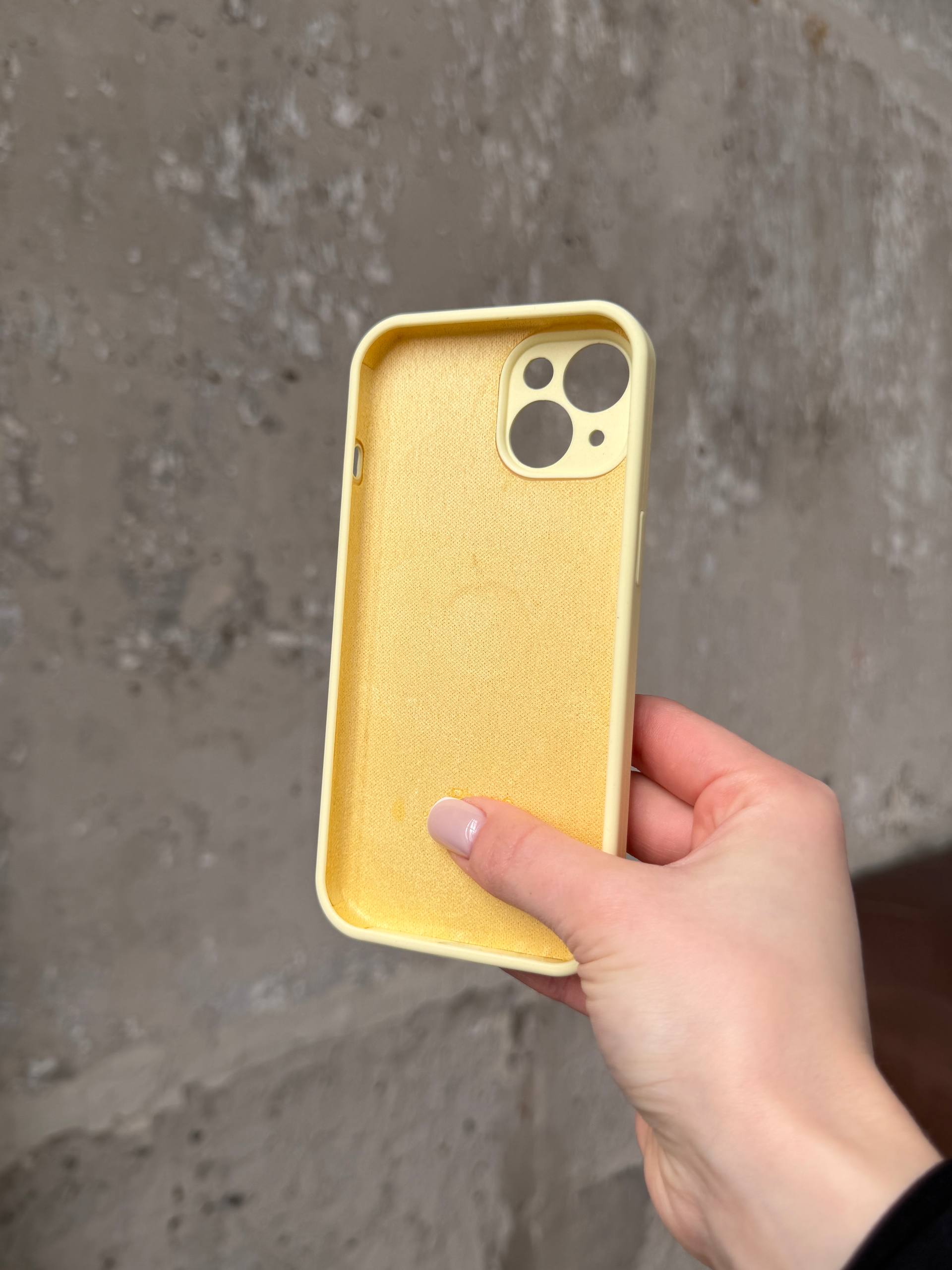 Чехол Silicone case с закрытой камерой на iPhone 15+ Cream Yellow #61