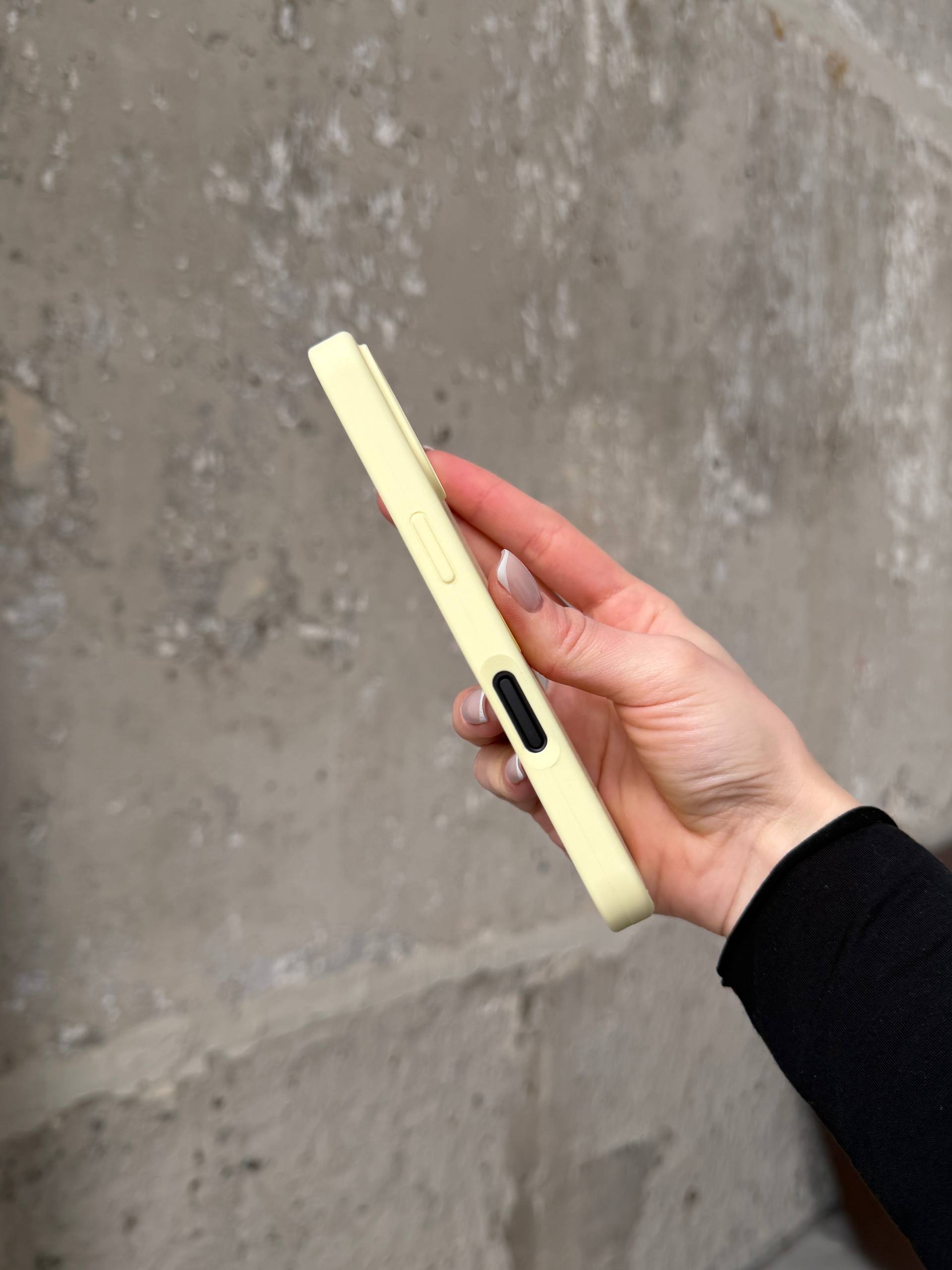 Чехол Silicone case с закрытой камерой на iPhone 16+ Cream Yellow #61