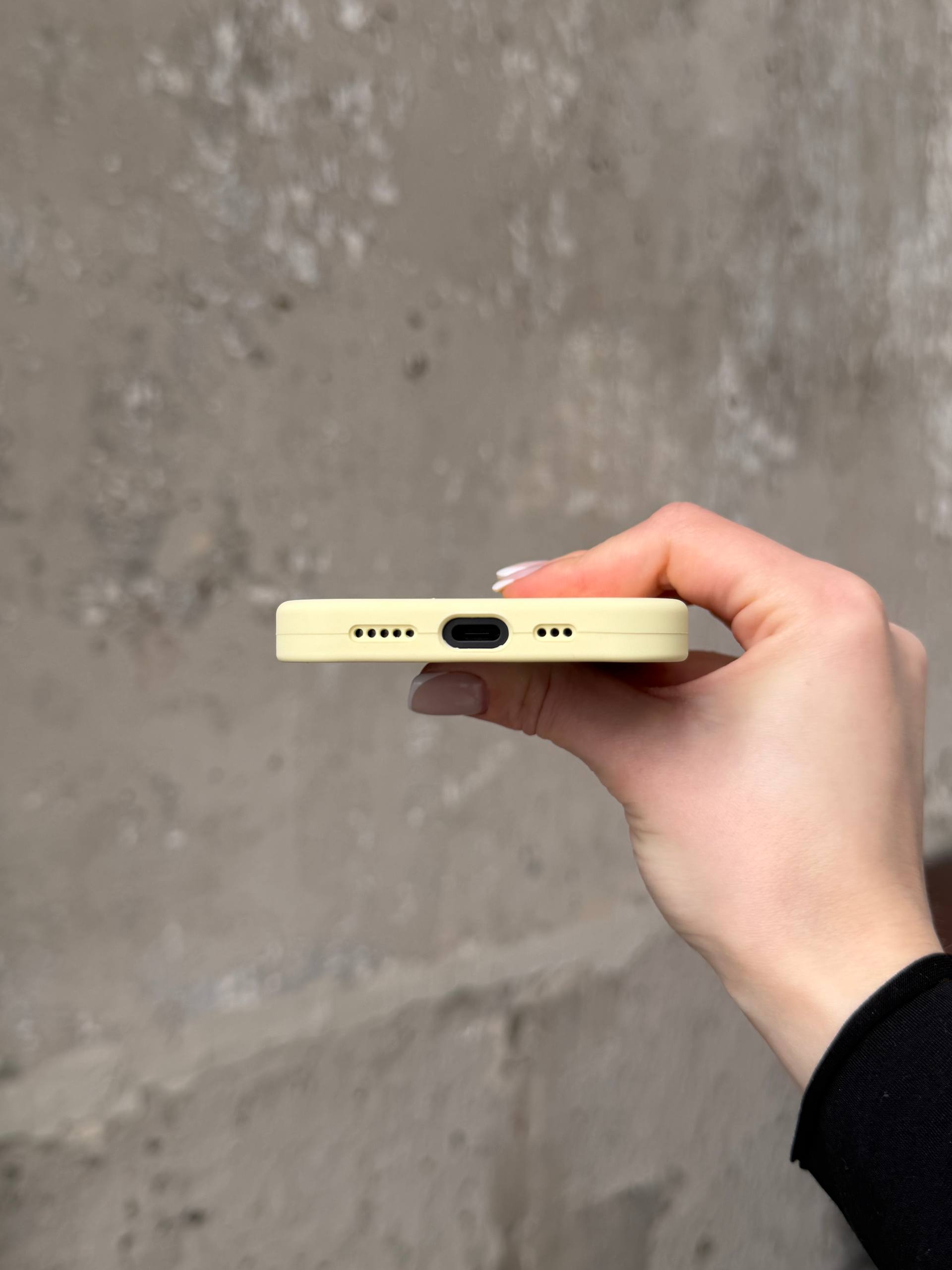 Чехол Silicone case с закрытой камерой на iPhone 16+ Cream Yellow #61