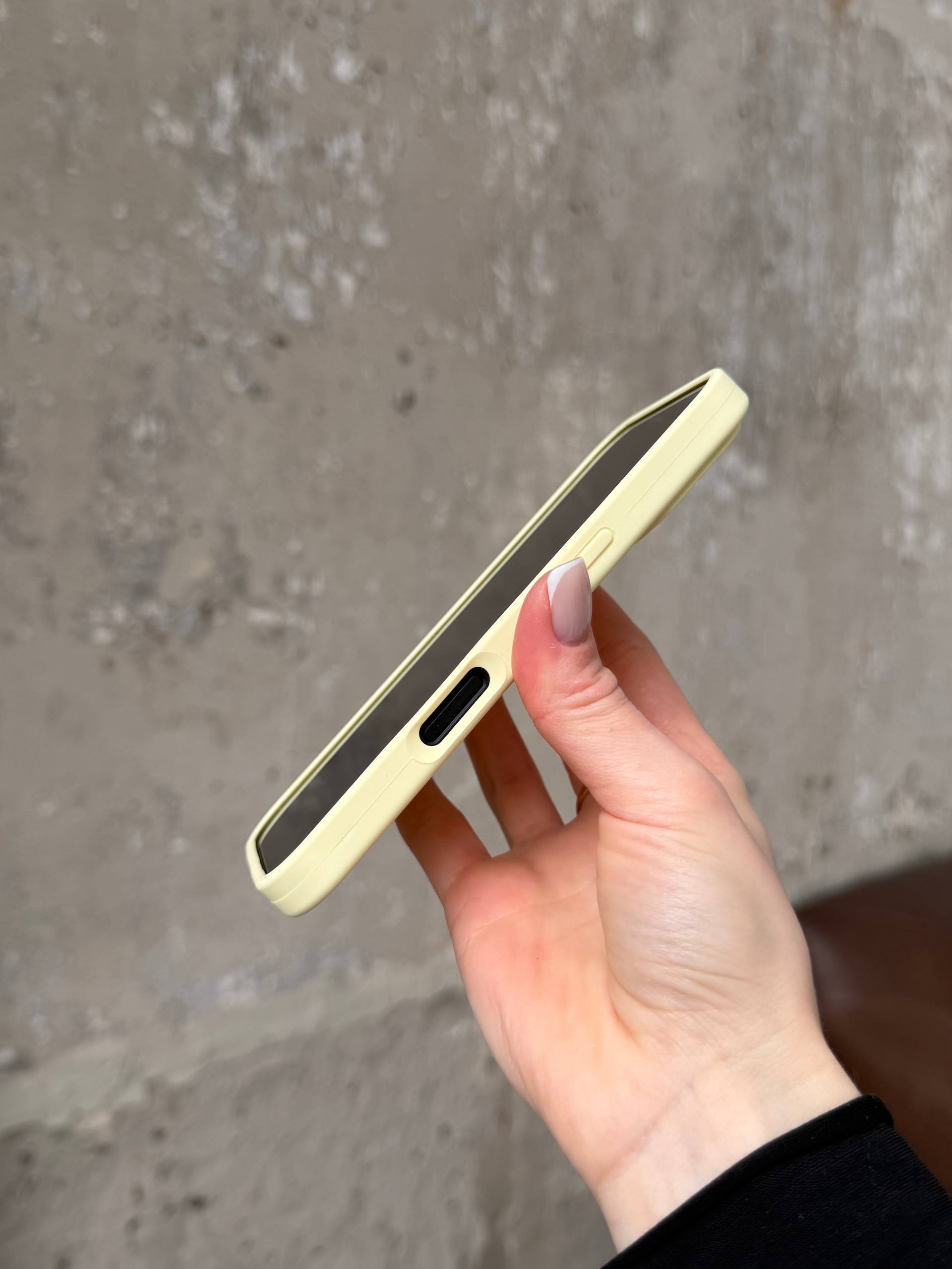 Чехол Silicone case с закрытой камерой на iPhone 16+ Cream Yellow #61