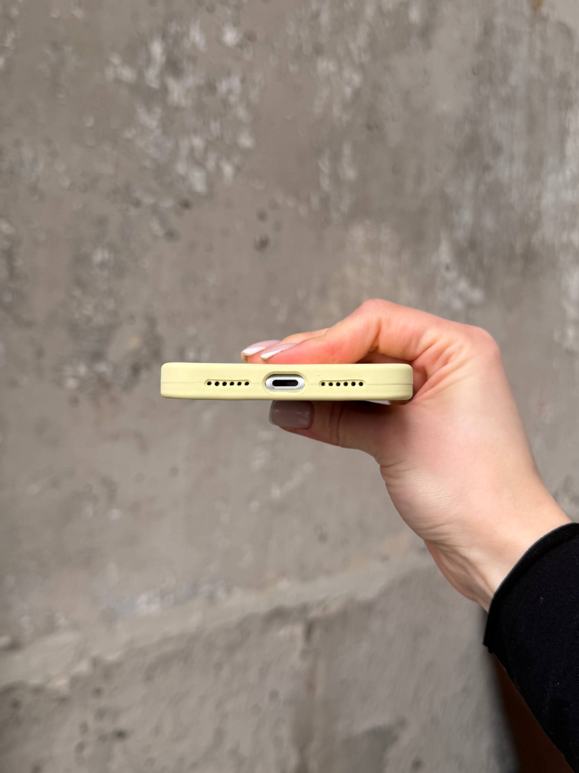 Чехол Silicone case с закрытой камерой на iPhone 15+ Cream Yellow #61