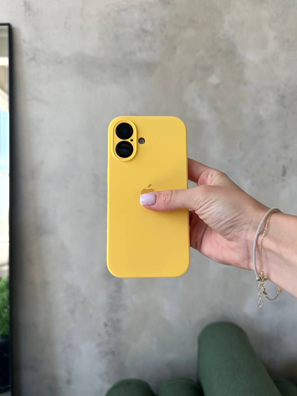 Чехол Silicone case с закрытой камерой на iPhone 17 Yellow #04