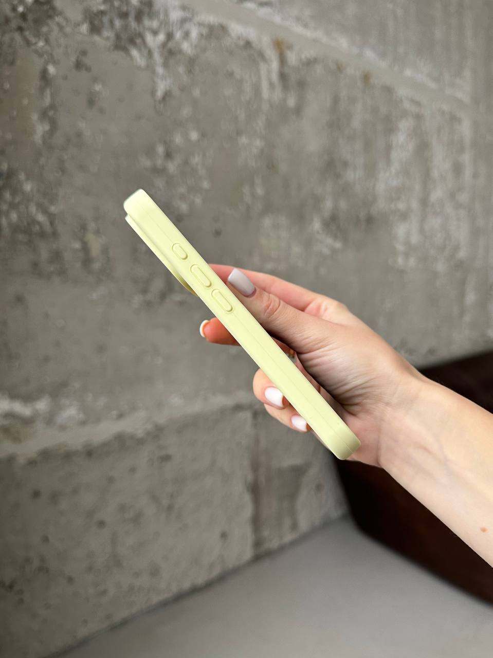 Чехол Silicone case с закрытой камерой на iPhone 17 Cream Yellow #61