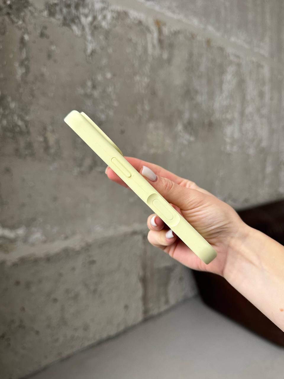 Чехол Silicone case с закрытой камерой на iPhone 17 Cream Yellow #61