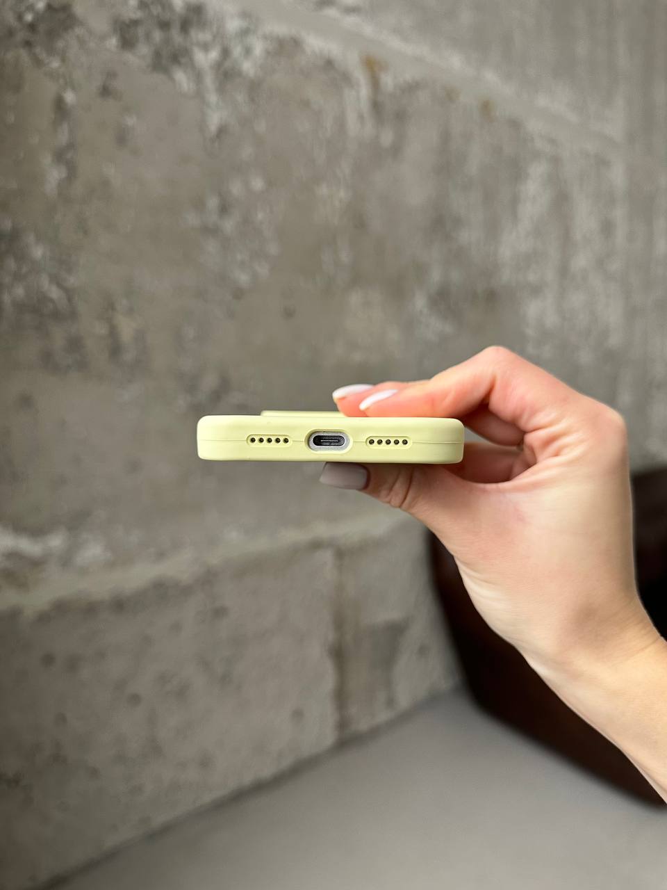 Чехол Silicone case с закрытой камерой на iPhone 17 Cream Yellow #61