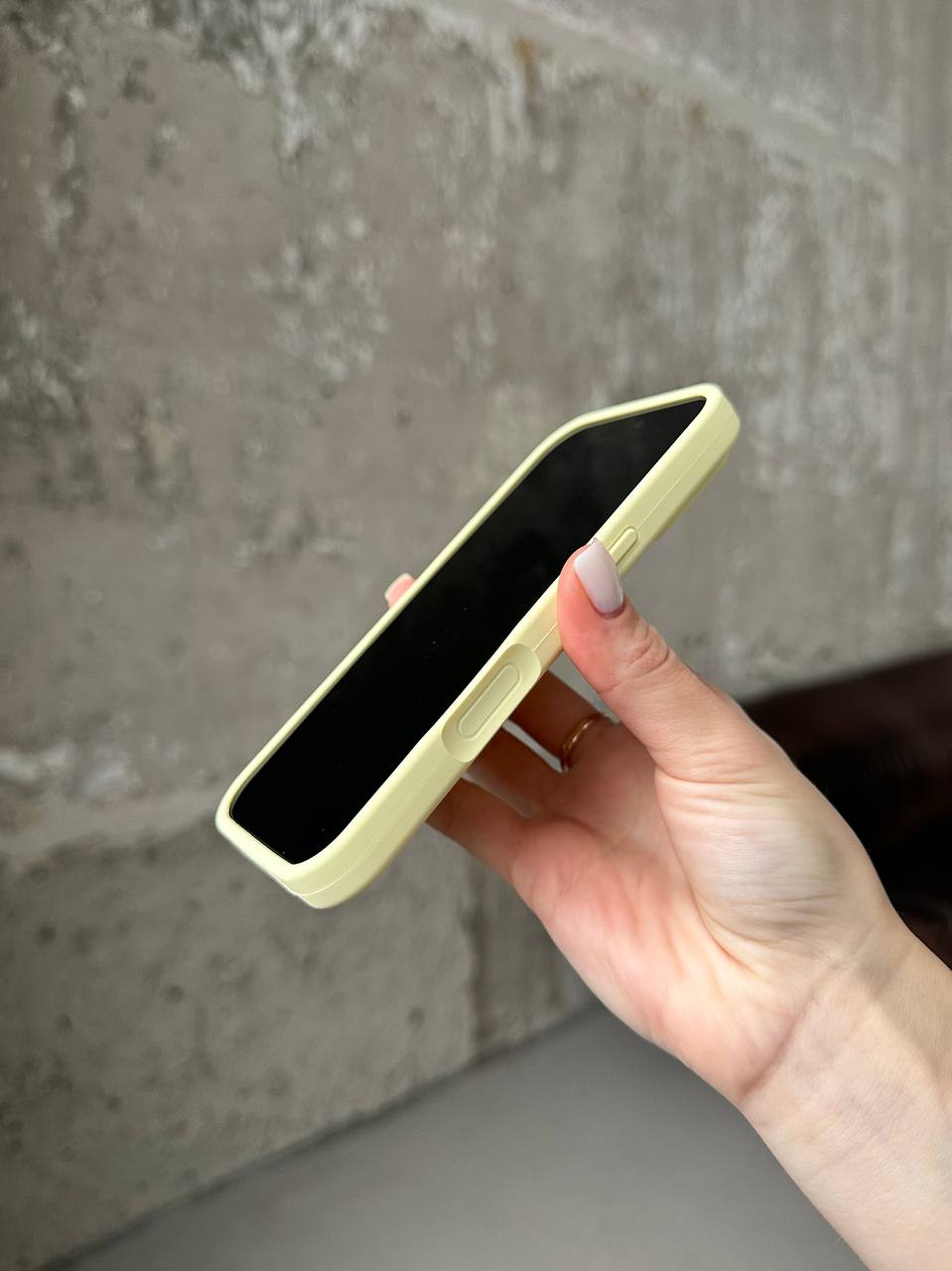 Чехол Silicone case с закрытой камерой на iPhone 17 Cream Yellow #61