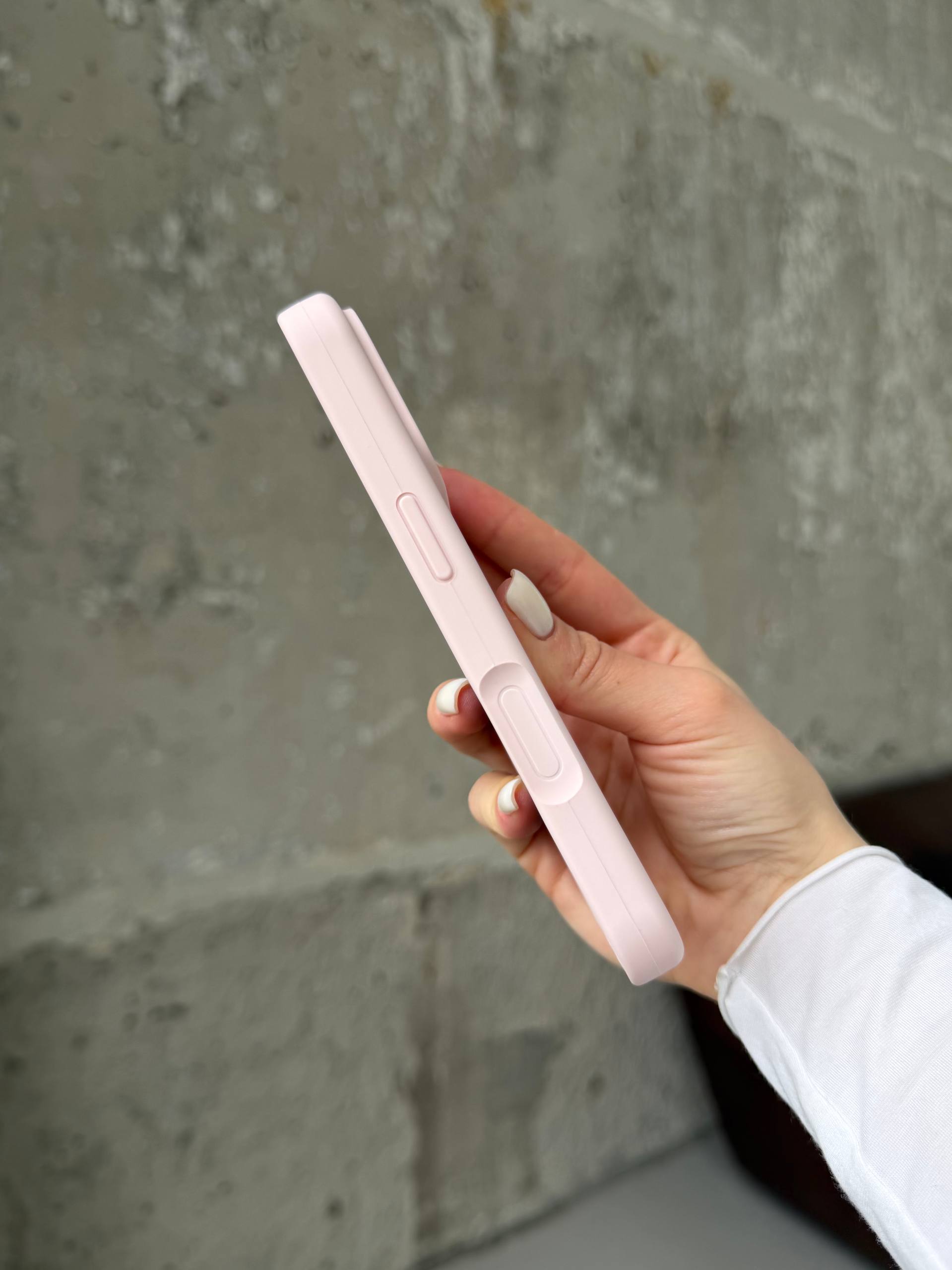Чехол Silicone case с закрытой камерой на iPhone 17 Pro Chalk Pink #57