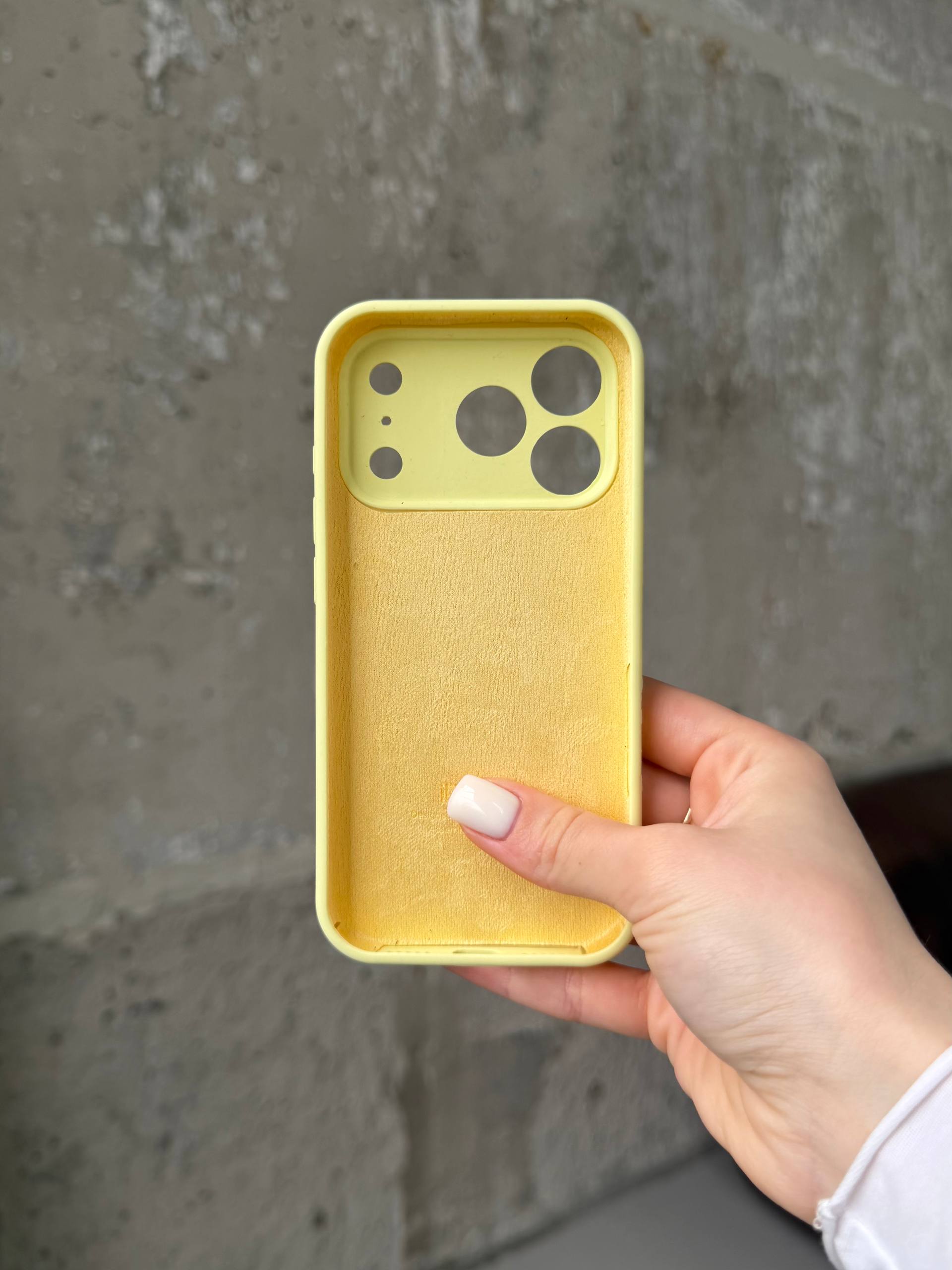 Чехол Silicone case с закрытой камерой на iPhone 17 Pro Max Cream Yellow #61