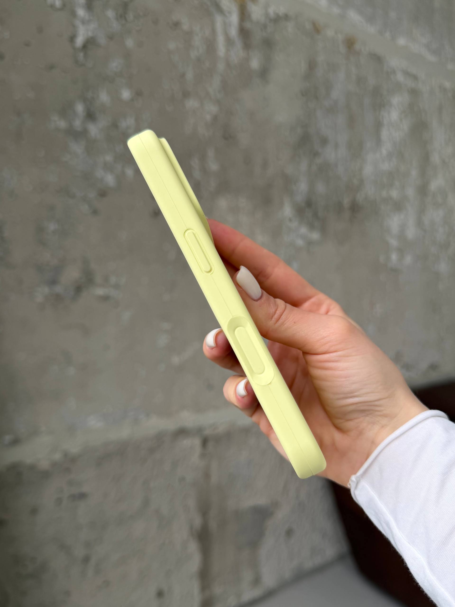 Чехол Silicone case с закрытой камерой на iPhone 17 Pro Max Cream Yellow #61