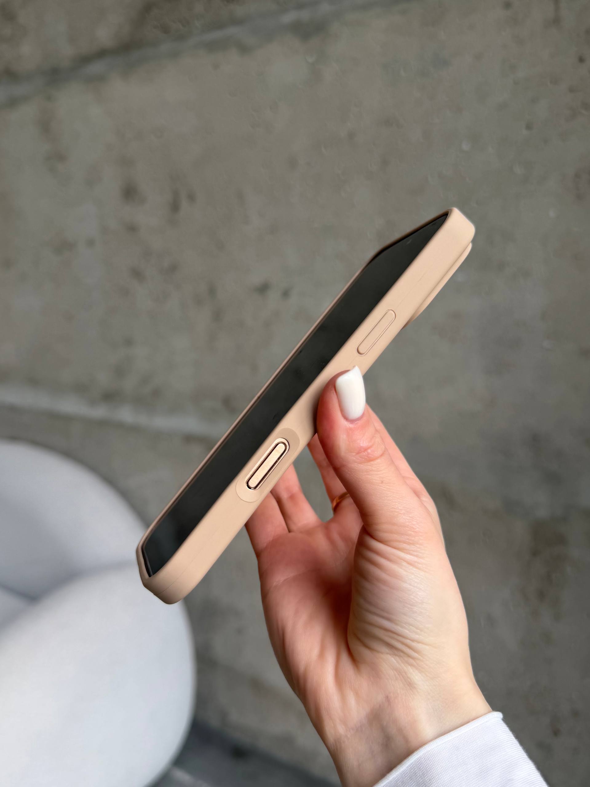 Чехол Silicone case с закрытой камерой на iPhone 16 Pro Desert #62