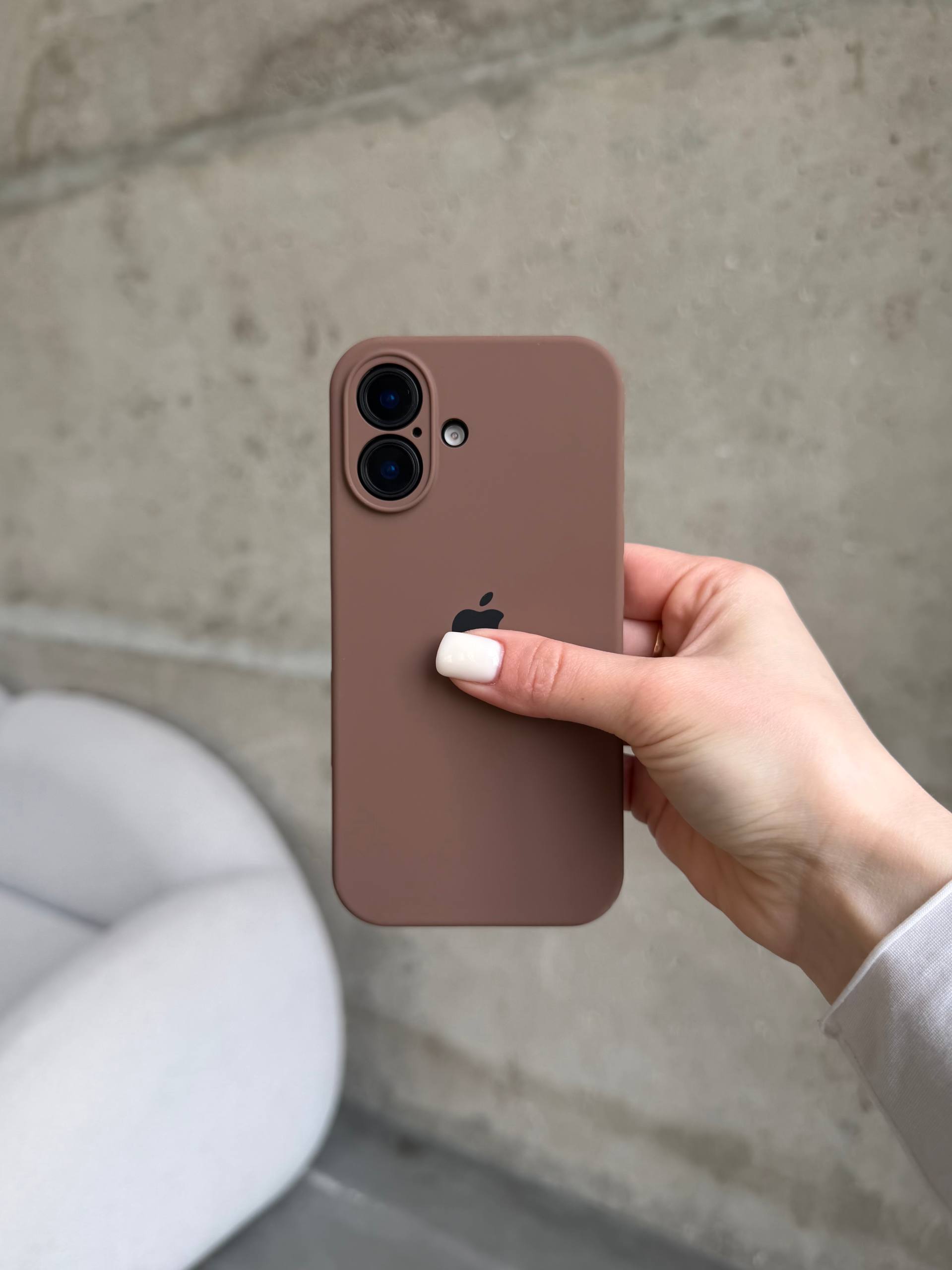 Чехол Silicone case с закрытой камерой на iPhone 16 Chocolate #63