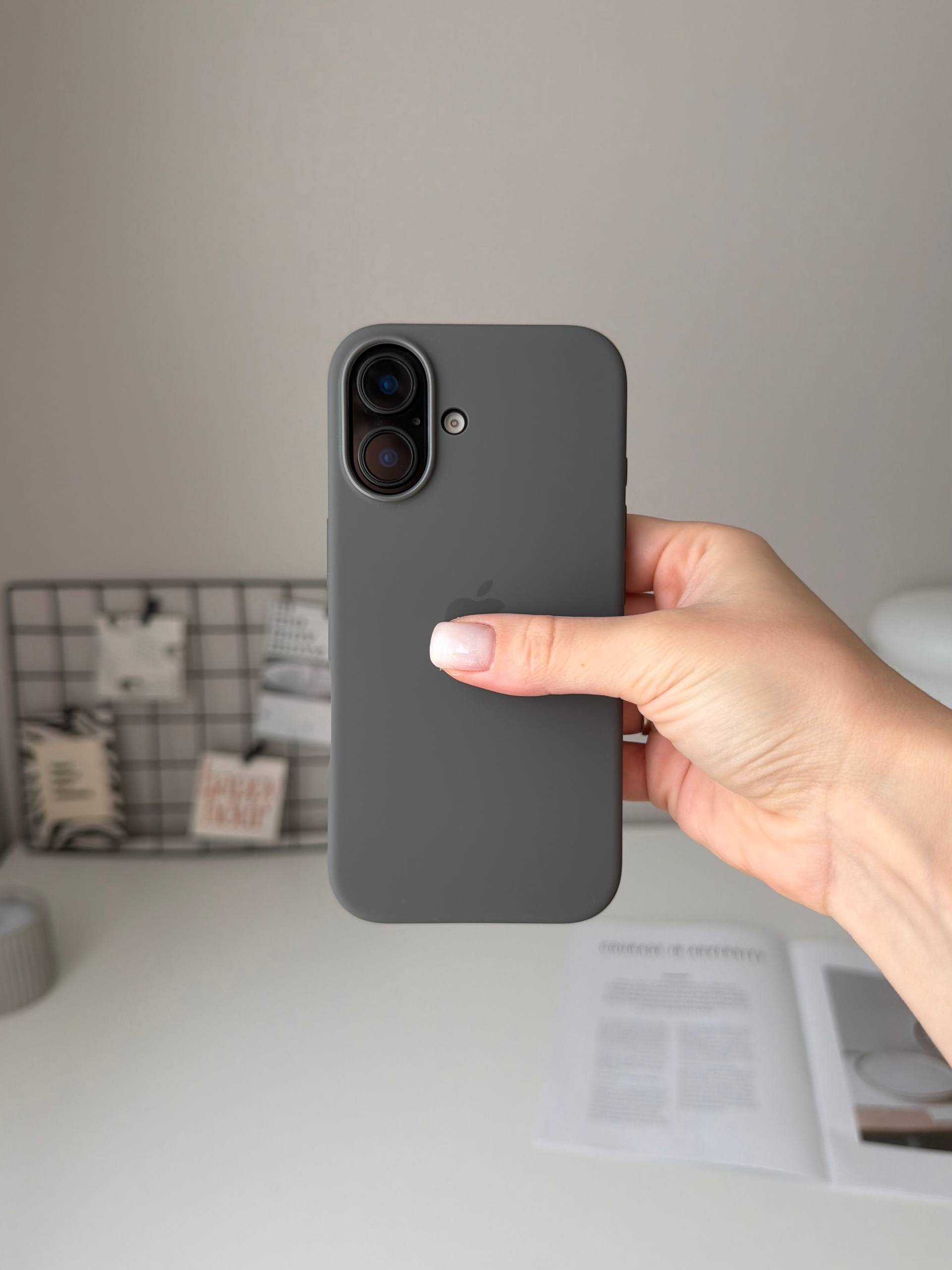 Чехол Silicone case с Magsafe на iPhone 16+ Stone Gray (02)