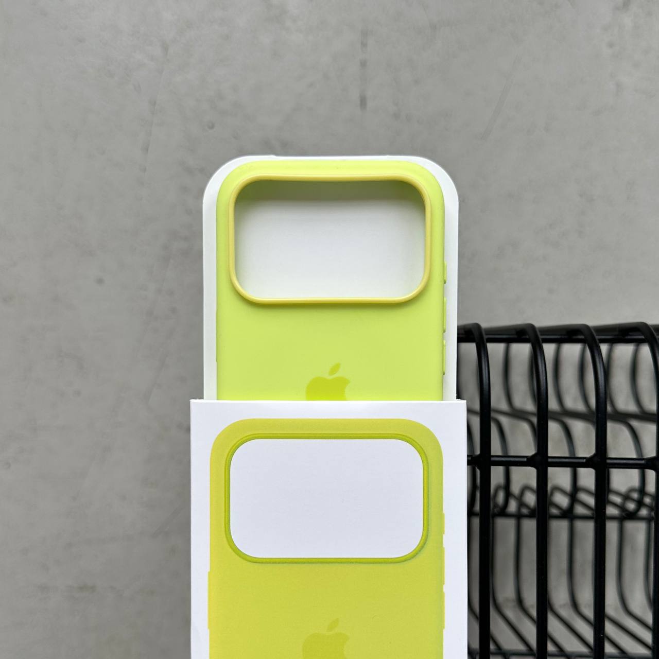 Чехол Silicone case с Magsafe на iPhone 17 Pro Neon Yellow (03)