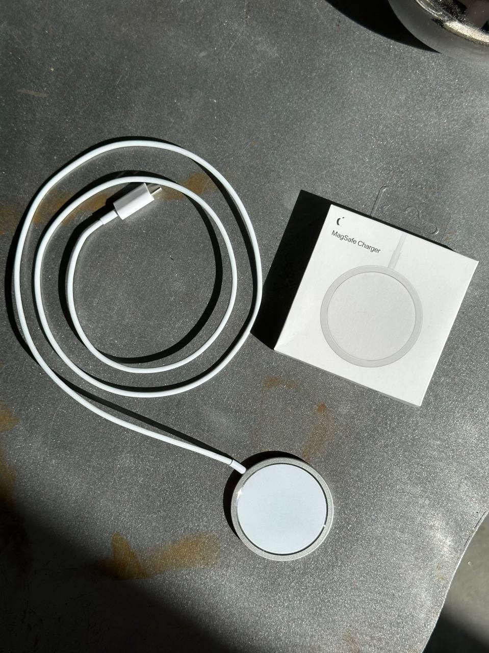 Беспроводное зарядное устройство MagSafe USB-C с Яблочком